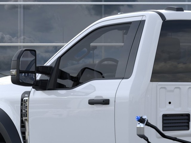 Ford F-550SD Vehicle Full-screen Gallery Image 20