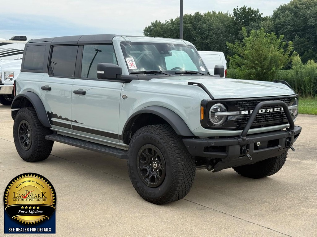 Ford Bronco Vehicle Full-screen Gallery Image 3