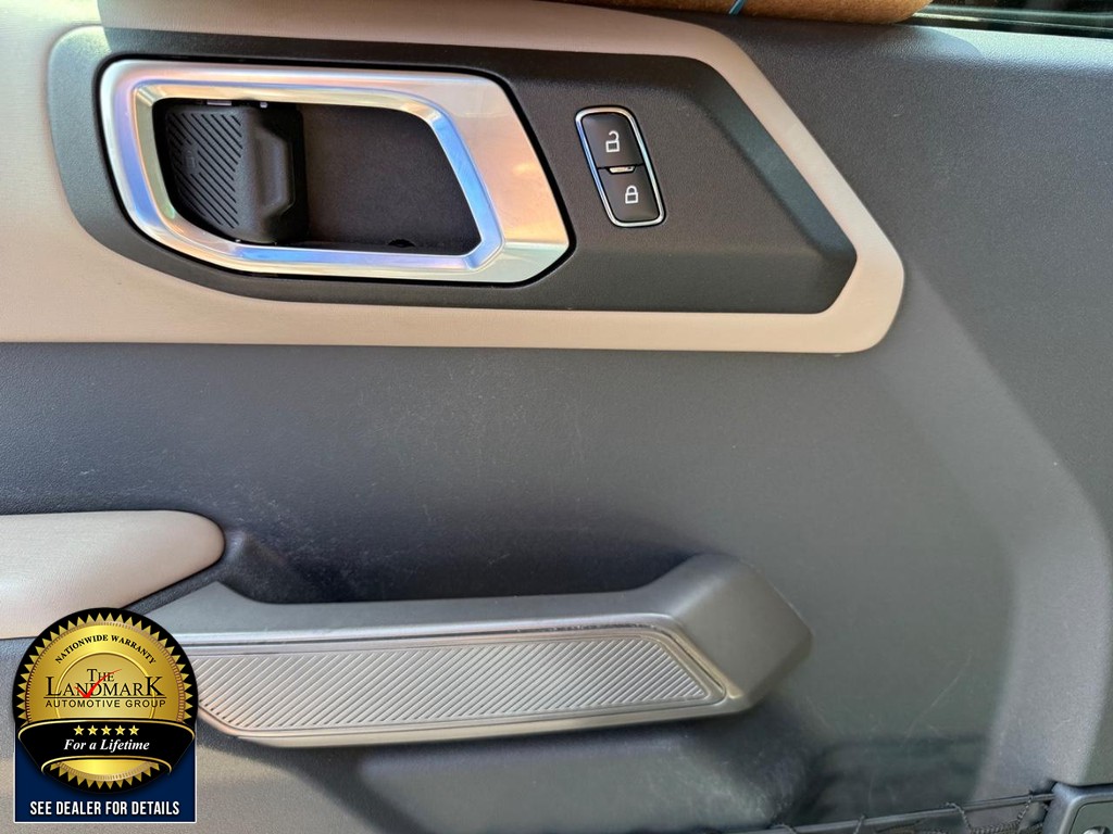 Ford Bronco Vehicle Full-screen Gallery Image 8
