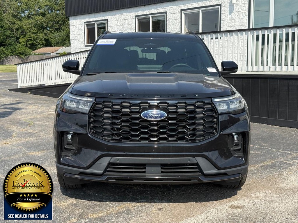 Ford Explorer Vehicle Full-screen Gallery Image 2