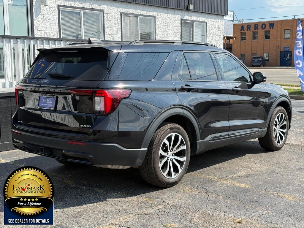 Ford Explorer Vehicle Full-screen Gallery Image 5