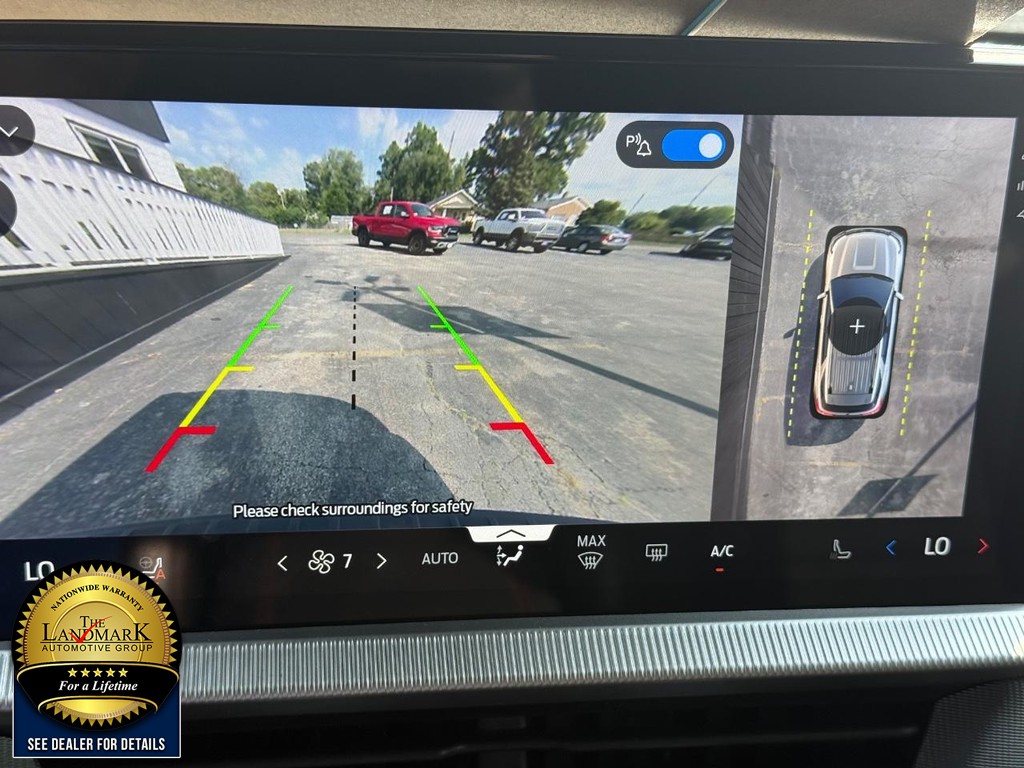 Ford Explorer Vehicle Full-screen Gallery Image 13