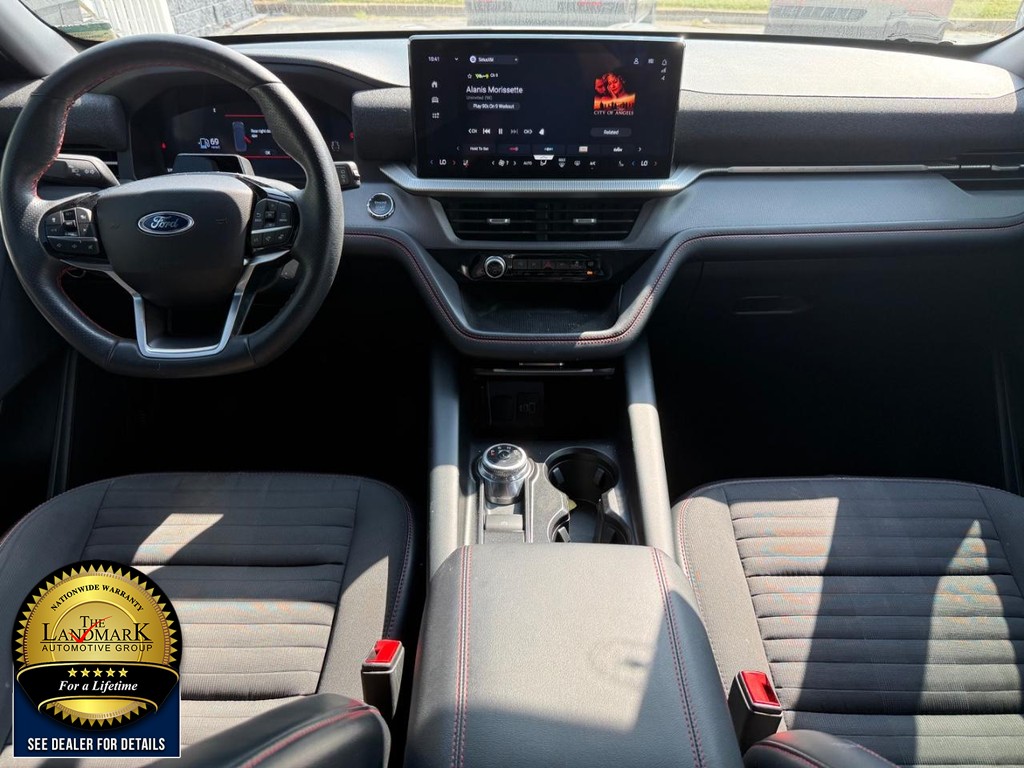 Ford Explorer Vehicle Full-screen Gallery Image 19