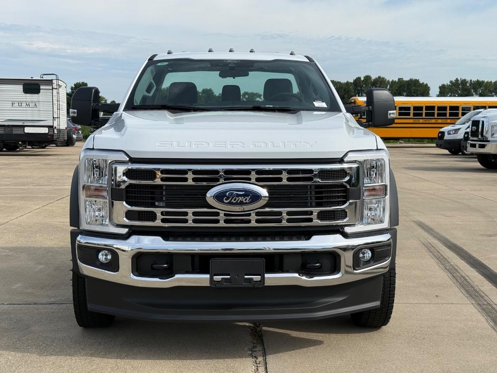 Ford Super Duty F-450 DRW Vehicle Full-screen Gallery Image 2