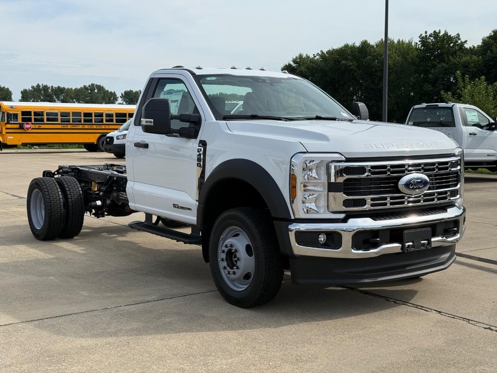 Ford Super Duty F-450 DRW Vehicle Full-screen Gallery Image 3