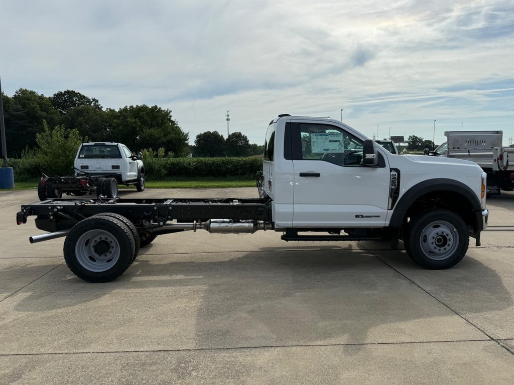 Ford Super Duty F-450 DRW Vehicle Full-screen Gallery Image 4