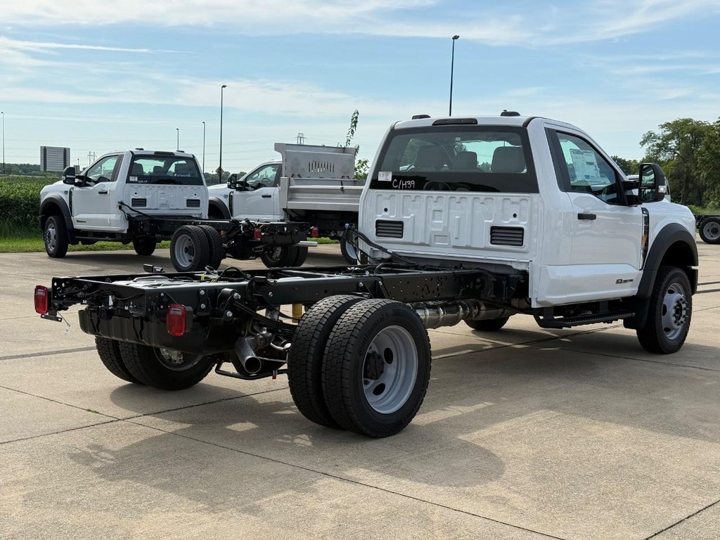 Ford Super Duty F-450 DRW Vehicle Full-screen Gallery Image 5