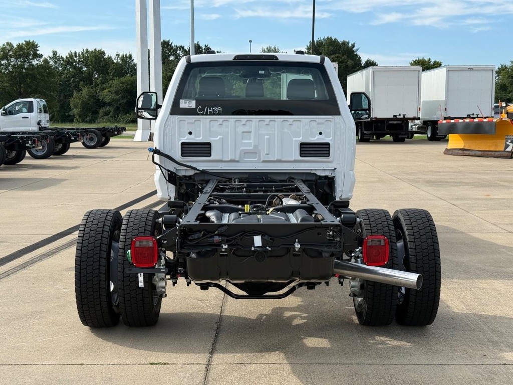 Ford Super Duty F-450 DRW Vehicle Full-screen Gallery Image 6