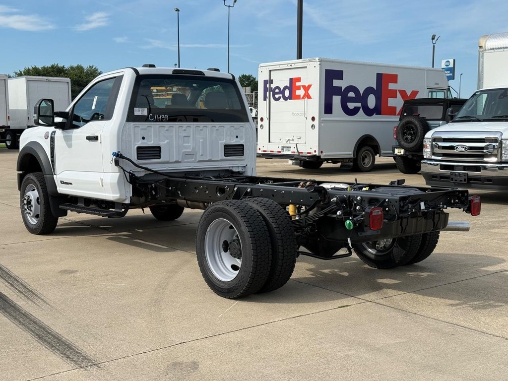 Ford Super Duty F-450 DRW Vehicle Full-screen Gallery Image 7