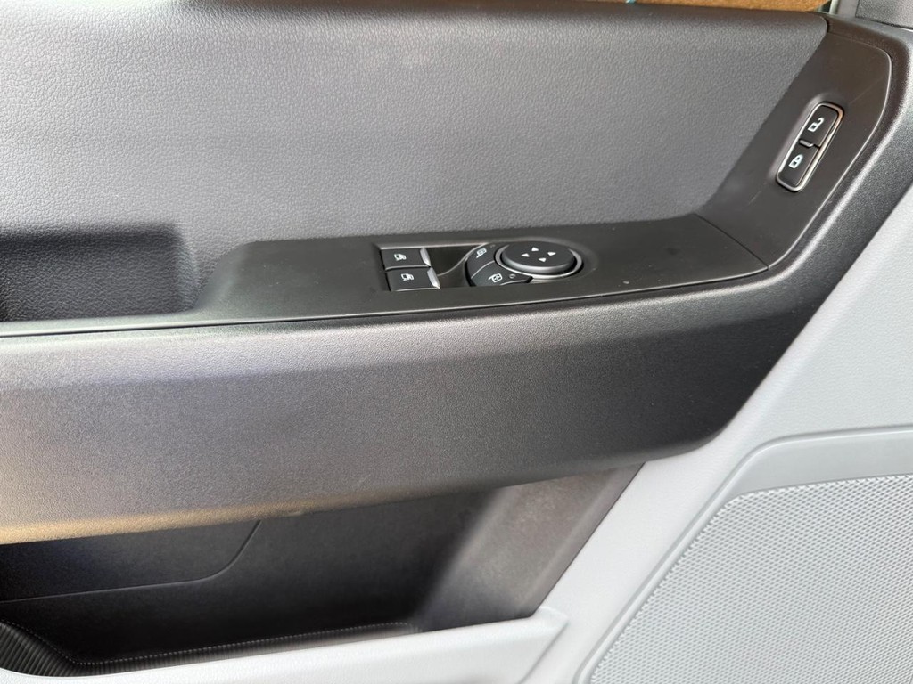 Ford Super Duty F-450 DRW Vehicle Full-screen Gallery Image 8