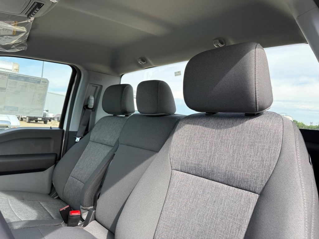 Ford Super Duty F-450 DRW Vehicle Full-screen Gallery Image 9