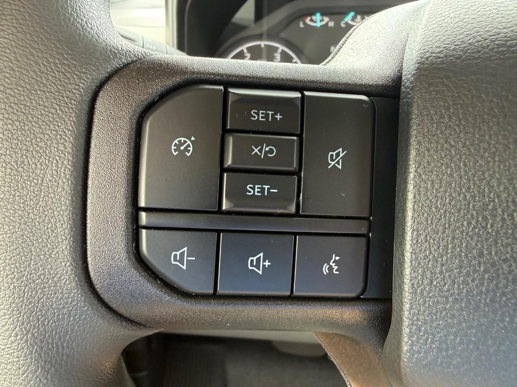 Ford Super Duty F-450 DRW Vehicle Full-screen Gallery Image 10