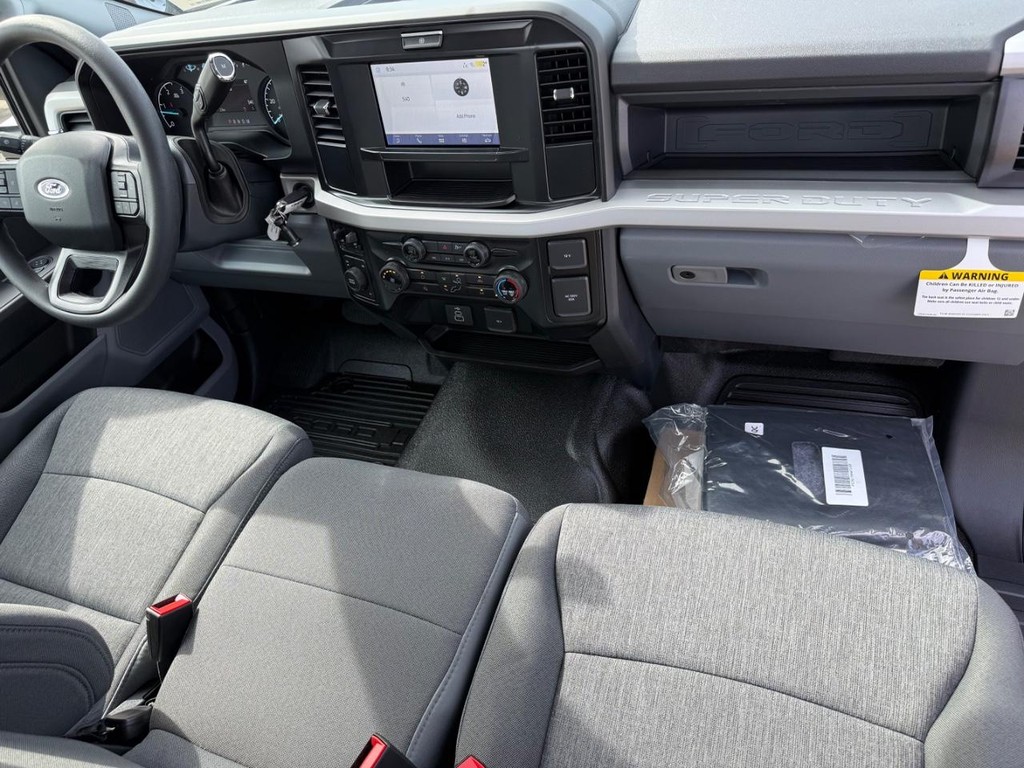 Ford Super Duty F-450 DRW Vehicle Full-screen Gallery Image 12