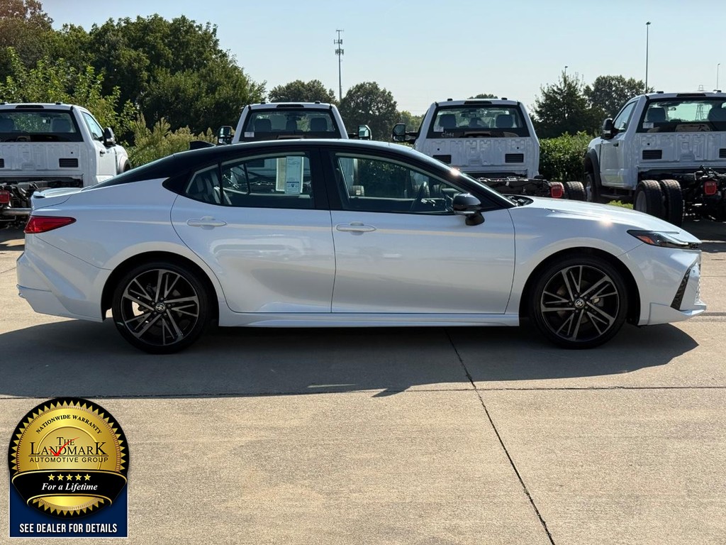 Toyota Camry Vehicle Full-screen Gallery Image 4