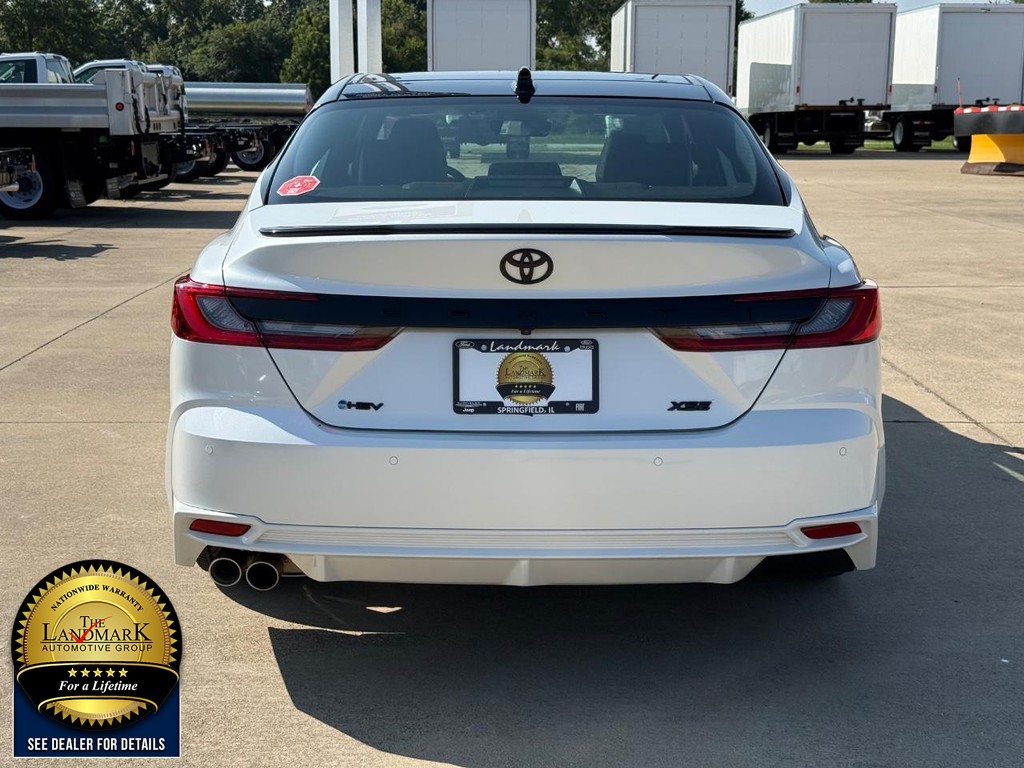 Toyota Camry Vehicle Full-screen Gallery Image 6
