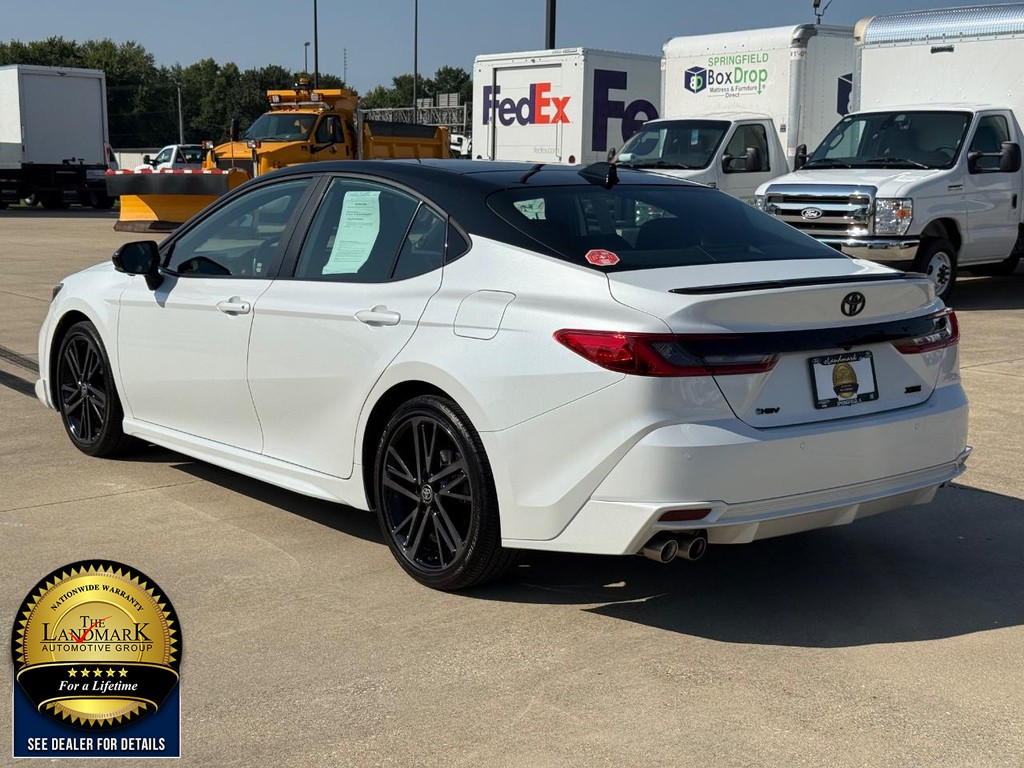 Toyota Camry Vehicle Full-screen Gallery Image 7