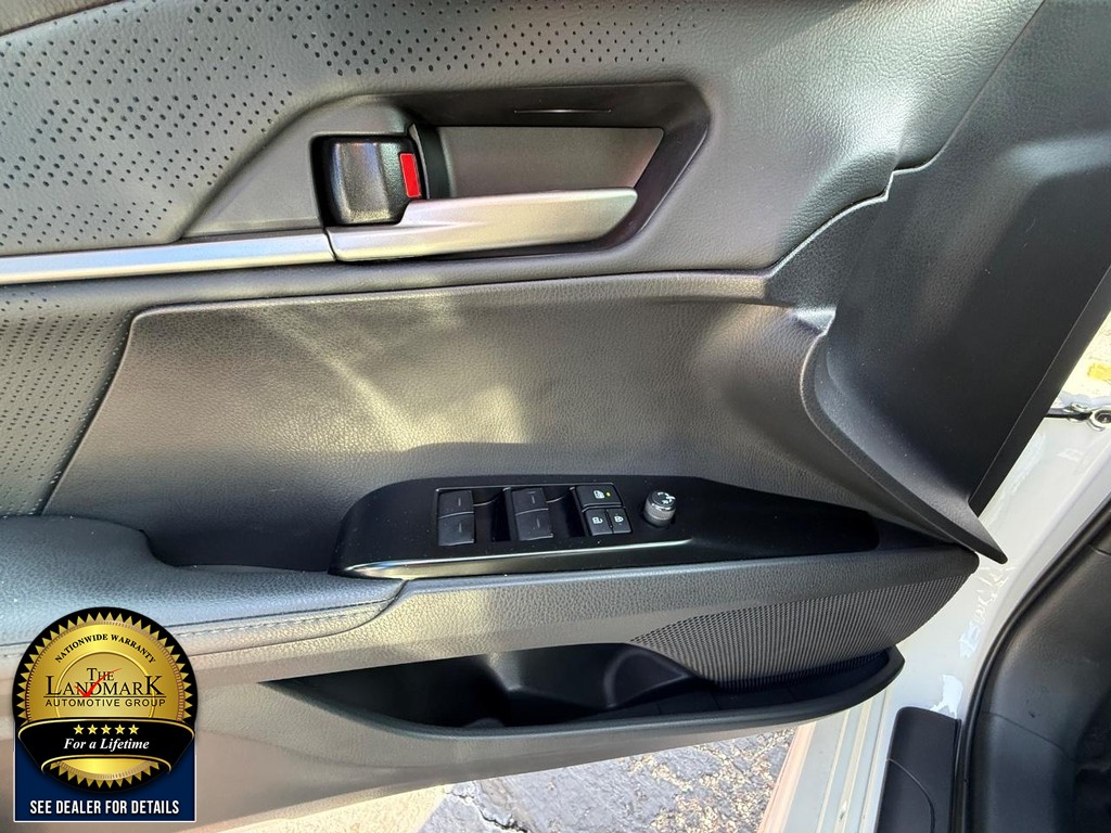 Toyota Camry Vehicle Full-screen Gallery Image 8