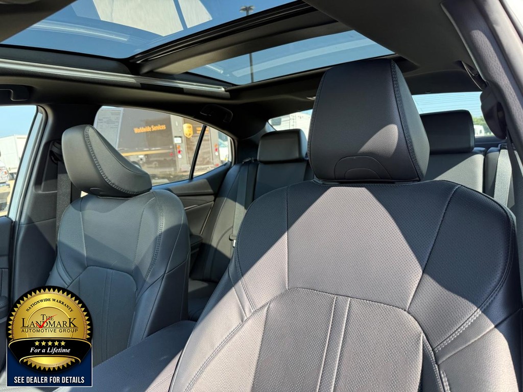 Toyota Camry Vehicle Full-screen Gallery Image 9