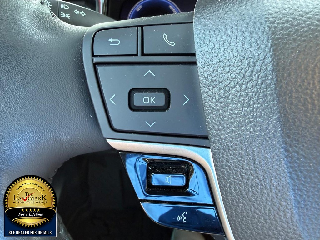 Toyota Camry Vehicle Full-screen Gallery Image 10