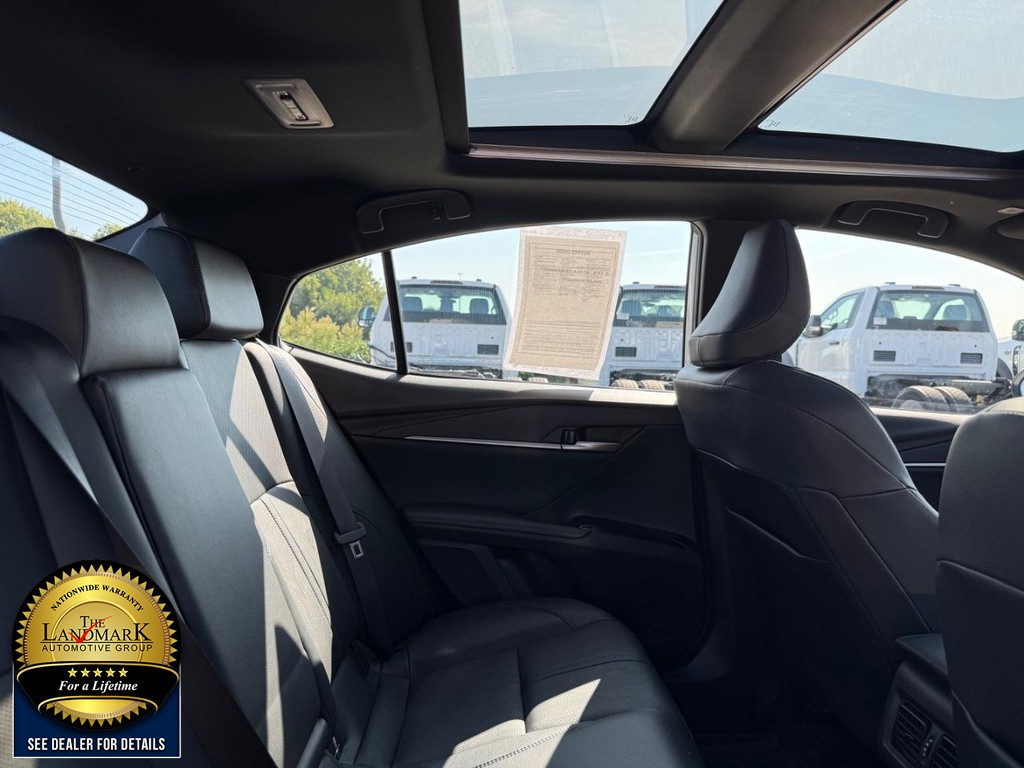 Toyota Camry Vehicle Full-screen Gallery Image 16