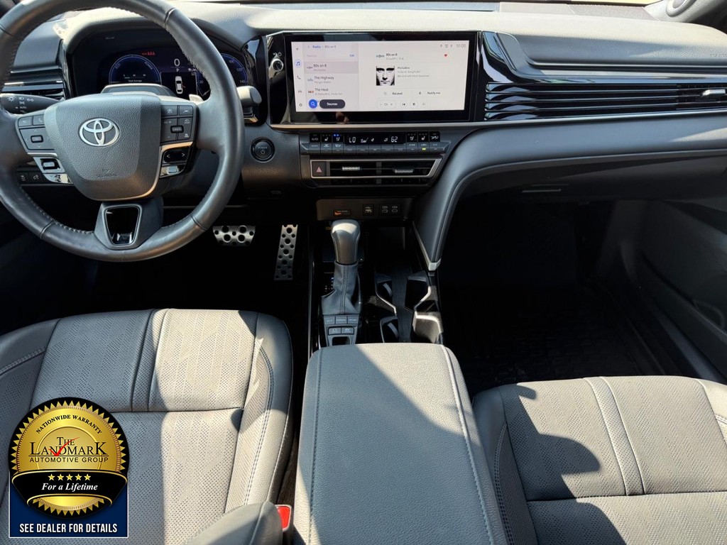 Toyota Camry Vehicle Full-screen Gallery Image 17