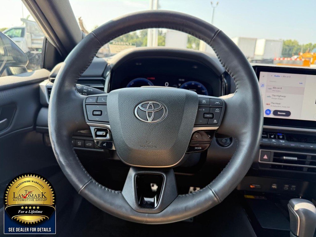 Toyota Camry Vehicle Full-screen Gallery Image 18