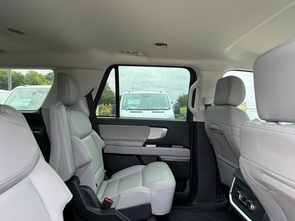 Ford Expedition Vehicle Full-screen Gallery Image 16