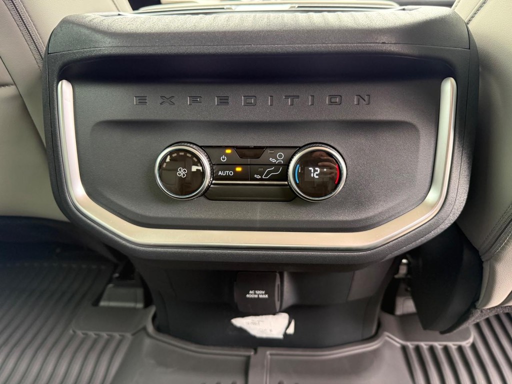Ford Expedition Vehicle Full-screen Gallery Image 17