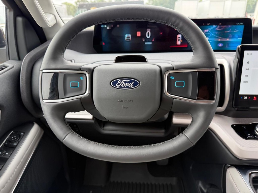 Ford Expedition Vehicle Full-screen Gallery Image 20