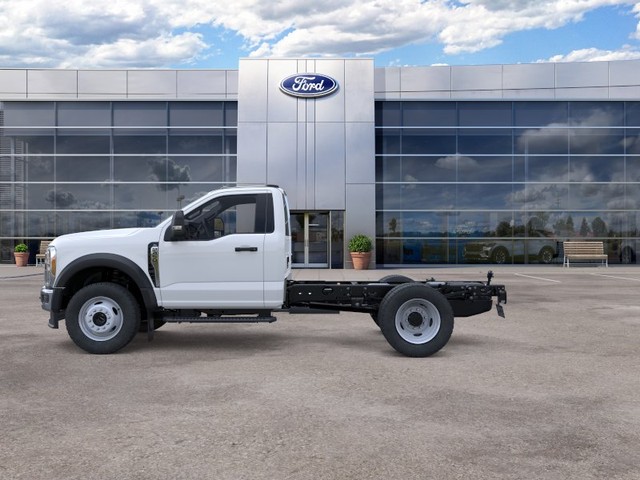 Ford F-450SD Vehicle Full-screen Gallery Image 3