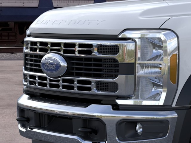 Ford F-550SD Vehicle Full-screen Gallery Image 17
