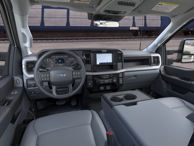 Ford F-550SD Vehicle Full-screen Gallery Image 9