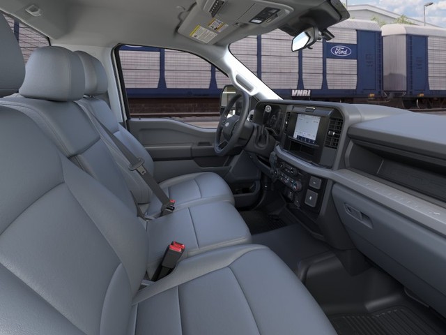 Ford F-550SD Vehicle Full-screen Gallery Image 11