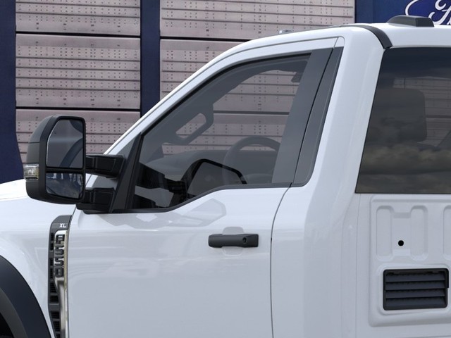 Ford F-550SD Vehicle Full-screen Gallery Image 20