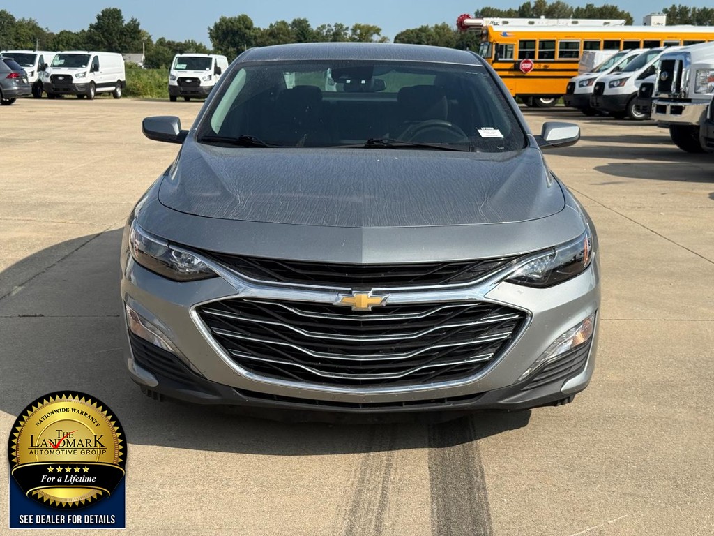 Chevrolet Malibu Vehicle Full-screen Gallery Image 2
