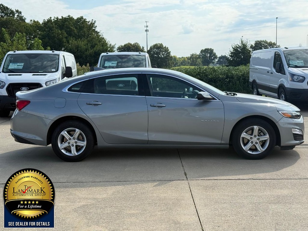 Chevrolet Malibu Vehicle Full-screen Gallery Image 4