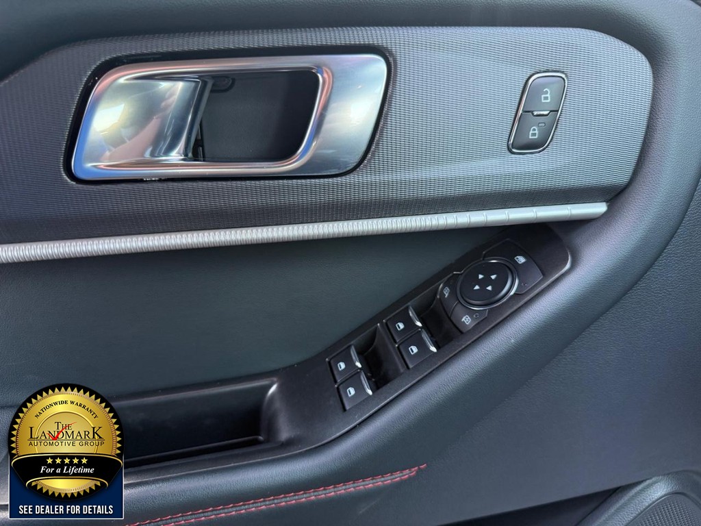 Ford Explorer Vehicle Full-screen Gallery Image 8