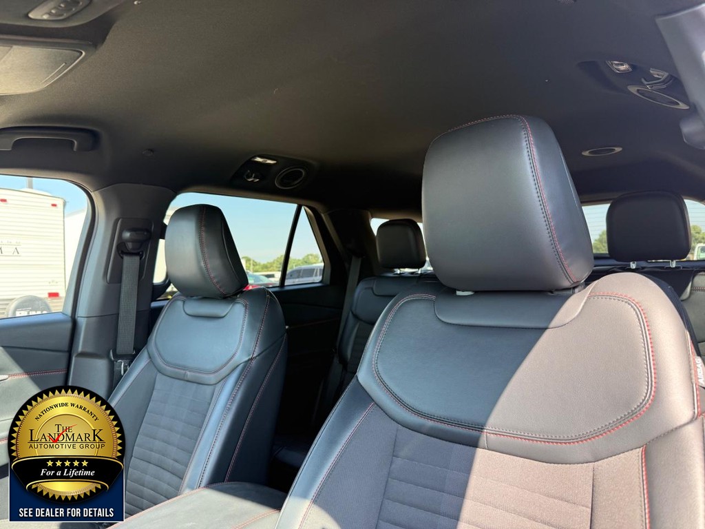 Ford Explorer Vehicle Full-screen Gallery Image 9