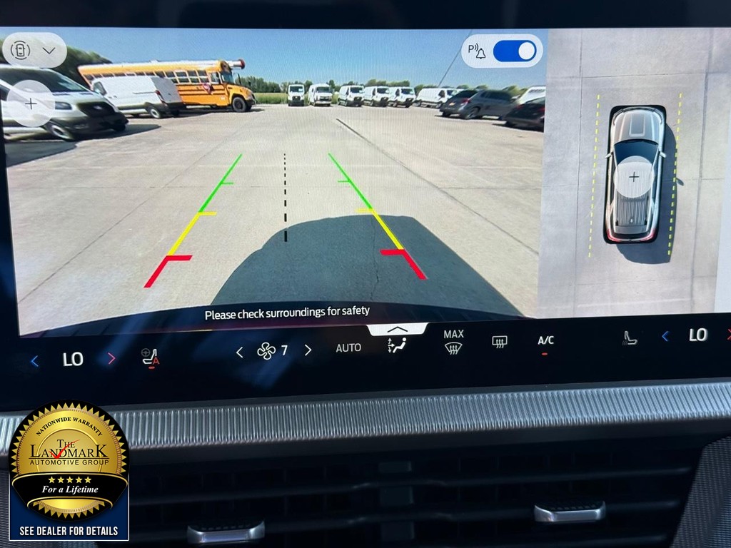Ford Explorer Vehicle Full-screen Gallery Image 13