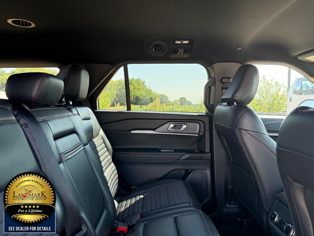 Ford Explorer Vehicle Full-screen Gallery Image 16
