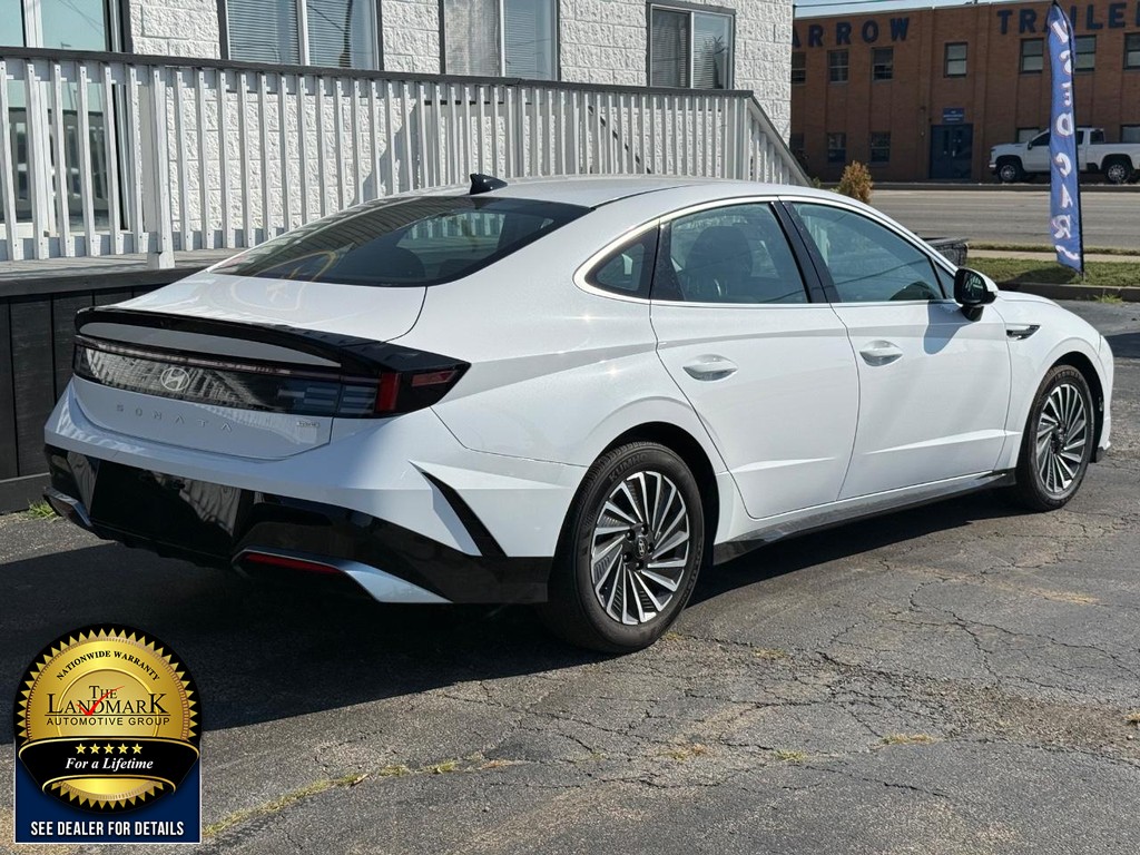 Hyundai Sonata Hybrid Vehicle Full-screen Gallery Image 5