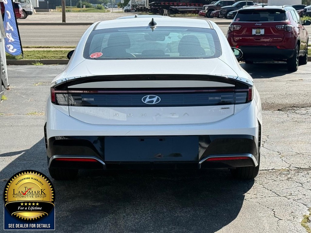Hyundai Sonata Hybrid Vehicle Full-screen Gallery Image 6