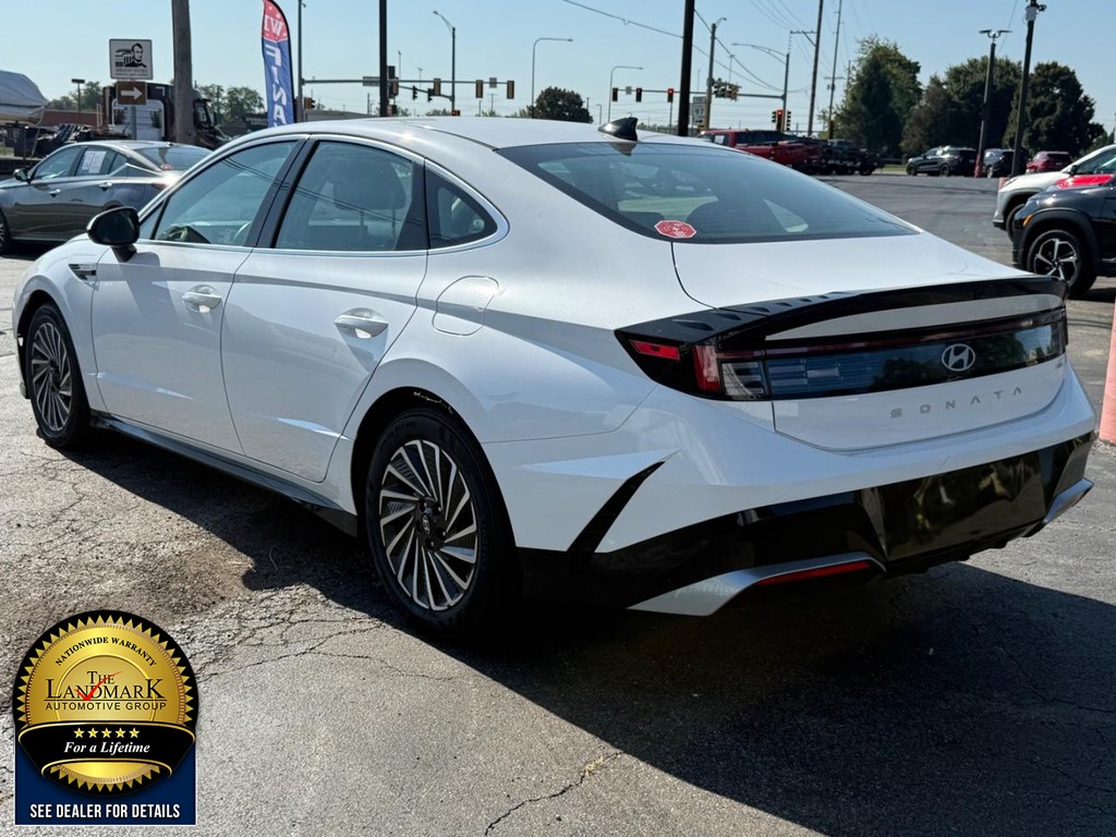 Hyundai Sonata Hybrid Vehicle Full-screen Gallery Image 7