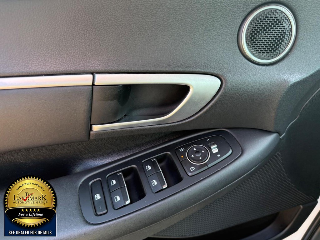 Hyundai Sonata Hybrid Vehicle Full-screen Gallery Image 8