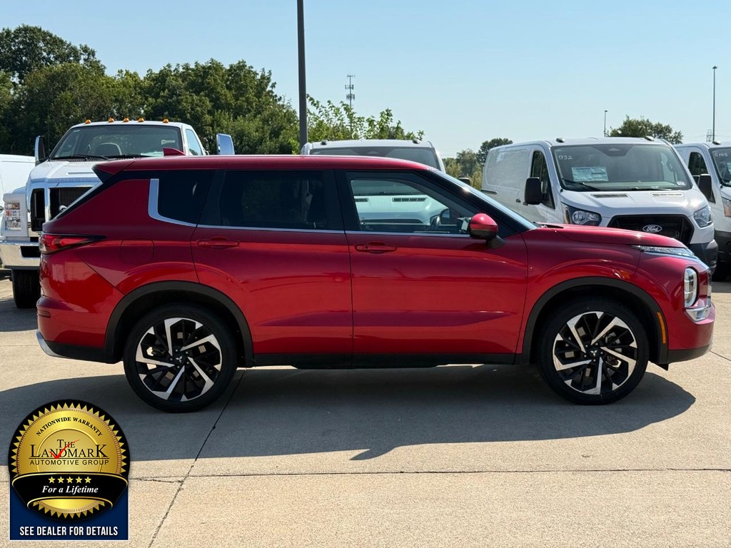 Mitsubishi Outlander Vehicle Full-screen Gallery Image 4
