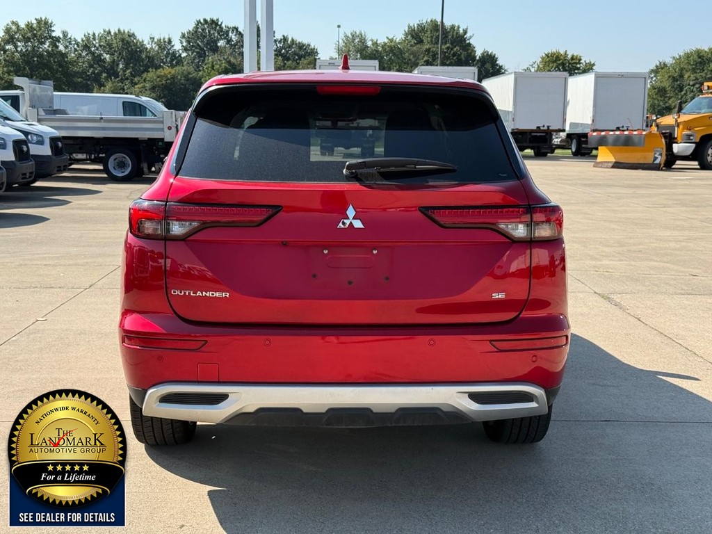 Mitsubishi Outlander Vehicle Full-screen Gallery Image 6