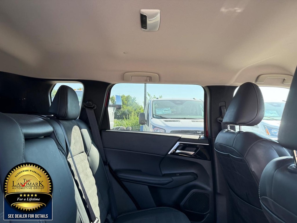 Mitsubishi Outlander Vehicle Full-screen Gallery Image 16