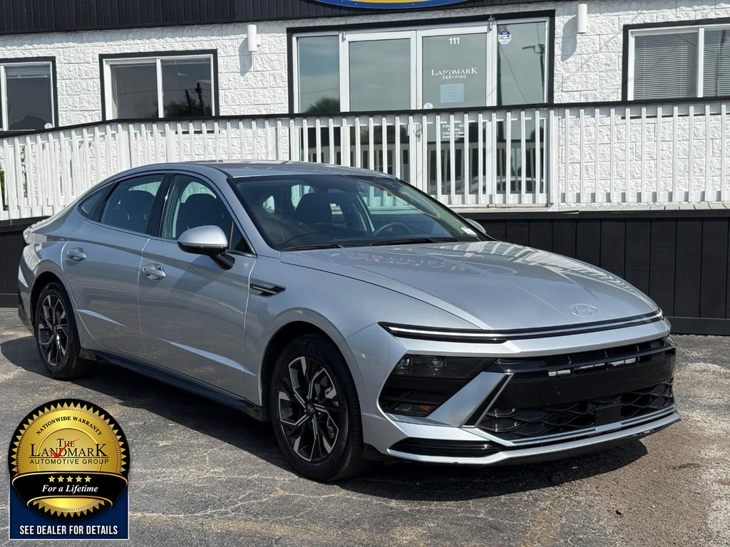 Hyundai Sonata Vehicle Full-screen Gallery Image 3