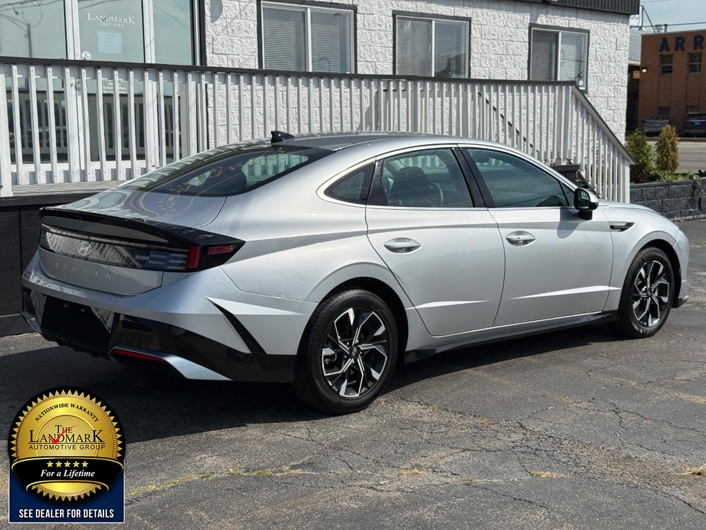 Hyundai Sonata Vehicle Full-screen Gallery Image 5