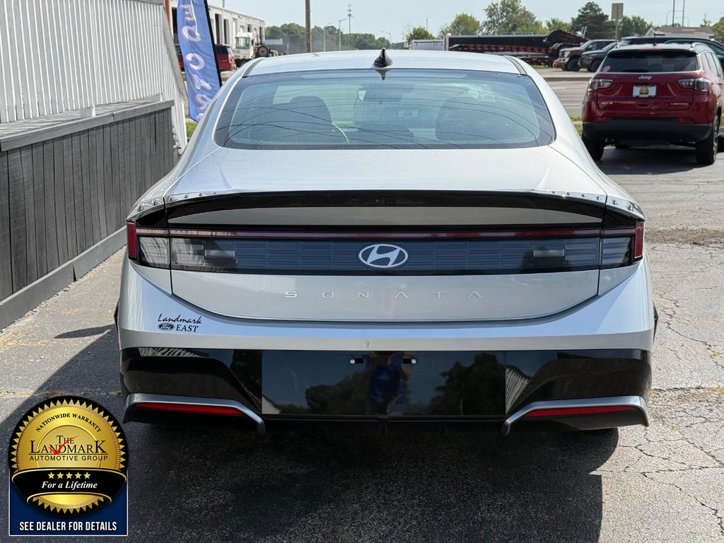 Hyundai Sonata Vehicle Full-screen Gallery Image 6